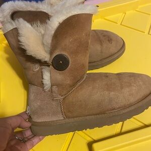 UGG Bailey Button II Boots in Chestnut-size 7 WOMENS